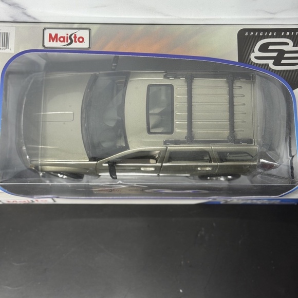 Maisto 1:18 2005 Jeep Grand Cherokee Special Edition - Picture 3 of 3